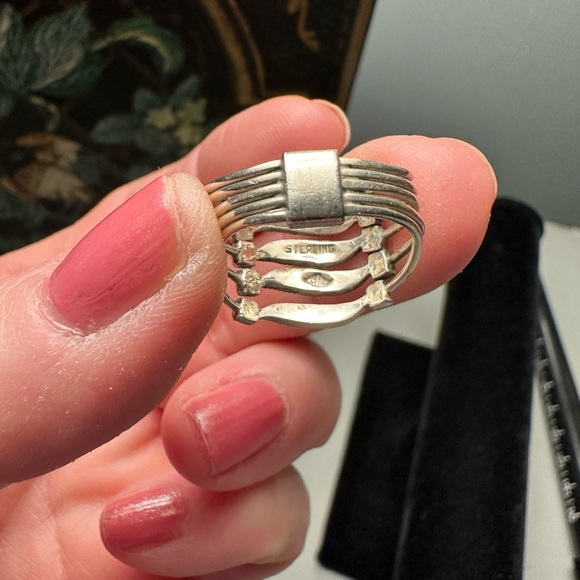 Elegant Silver Women's Ring - Picture 6 of 6